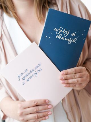 ✨ Uchovej si vzpomínky… a najdi si čas pro sebe. 🙏 Dva sešity, dva příběhy – jeden pro vaše sny, druhý pro každodenní...