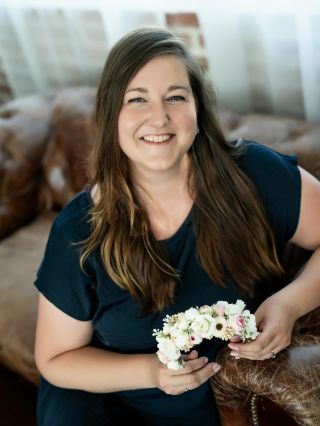 Jsem Mirka, co ráda tvoří 🌸. Miluju květiny, papír a radost, kterou tvoření přináší. Najdete u mě věnce, čelenky,...