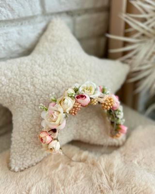 🌸 Novinka z mého tvoření 🌸 Na focení jsem si připravila tuhle jemnou čelenku z umělých květů a ráda podobné připravím i...
