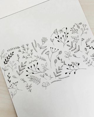 Květiny všude 🌿✨ Nejen ve váze a na věnci, ale i na papíře a sešitech. 🤗 Takhle vznikají ručně malované motivy, které pak...