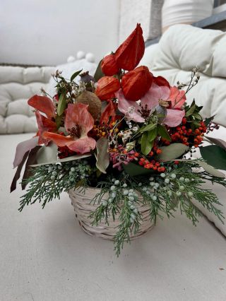 🍂 Podzimní nálada na stole 🌰 Trocha sušiny, pár větviček jalovce a špetka oranžové – a rázem je doma útulno a podzimní...